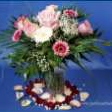 Foto: Blumenstrauß, Rosenblütenblätter und Perlen