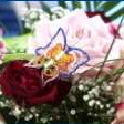 Foto: Blumenstrauß mit Perlenschmetterling (Großansicht) – 2